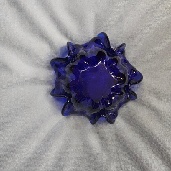 Beautiful vintage cobalt blue glass ashtray bowl ruffled or "handkerchief" top - Picture 4 of 4